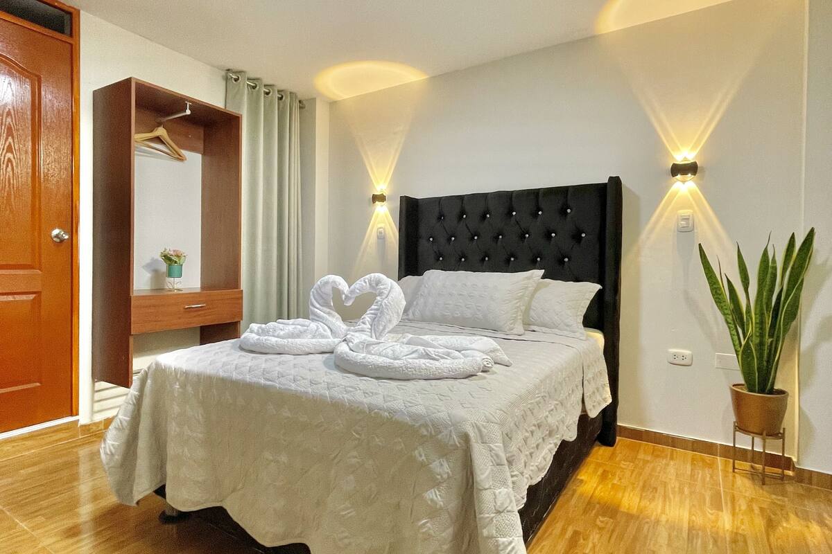 Chambre double | Couette en duvet, bureau, espace de travail pour ordinateurs portables