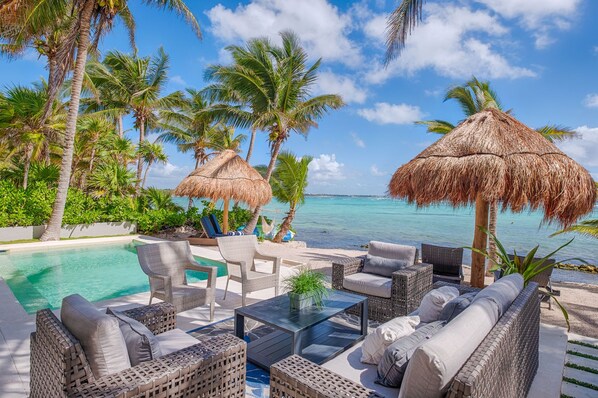 Utomhuspool och uppvärmd pool