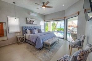 4 sovrum, värdeförvaringsskåp på rummet och skrivbord