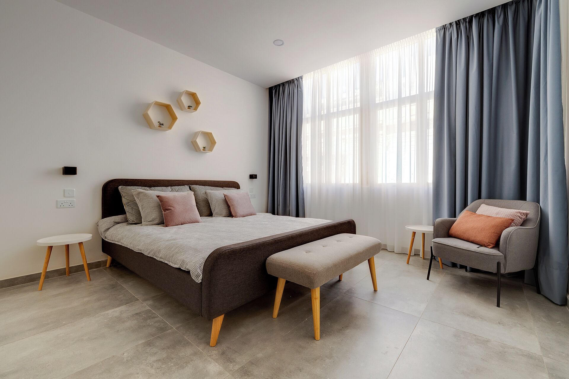 2 habitaciones y tabla de planchar con plancha 