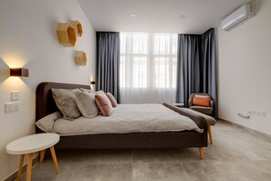 2 habitaciones y tabla de planchar con plancha 