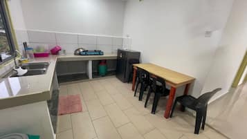 Room, 2 Bedrooms | Dapur peribadi | Tisu 