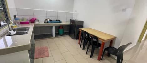 Room, 2 Bedrooms | Private kitchen