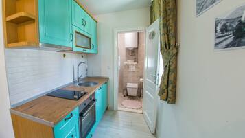 Jääkaappi, uuni, liesi, keittoastiat/astiat/ruokailuvälineet