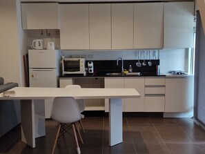 Een koelkast, een magnetron, een oven, een kookplaat