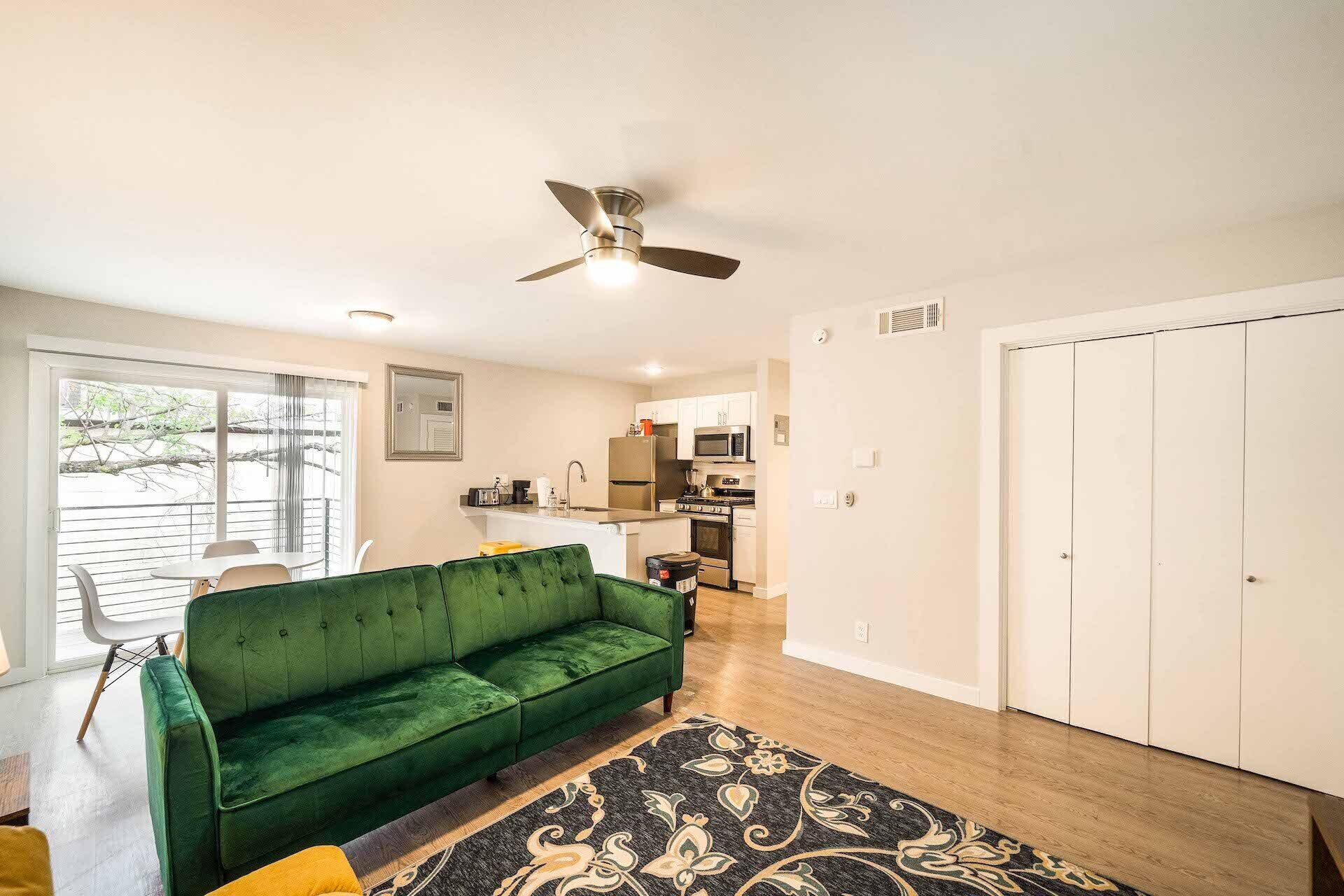 Stylish 1BR Near UT | Mueller | Evonify