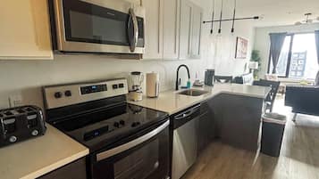 Refrigerador, microondas, horno, placa de cocina