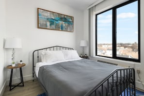 Tabla de planchar con plancha, wifi gratis, ropa de cama