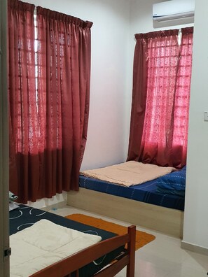 Escritorio, wifi gratis y ropa de cama