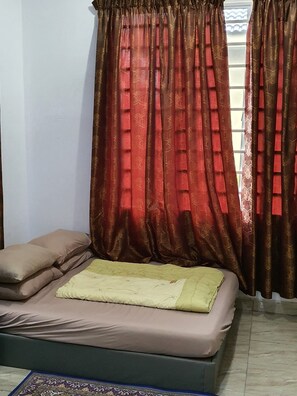 مكتب وواي فاي مجانًا وملاءات أسرّة