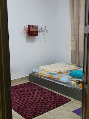 Habitación, baño privado | Escritorio, wifi gratis y ropa de cama 