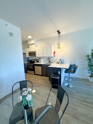 Dining - 2BR apt near EWR 3189 (Elizabeth)
