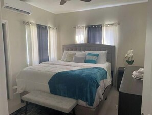 2 Schlafzimmer, Zimmersafe, Schreibtisch, Bügeleisen/Bügelbrett