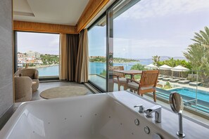 Corner Suite | Premium bedding, memory foam beds, minibar, in-room safe - Cesme Sarezya Boutique Hotel  (Cesme)