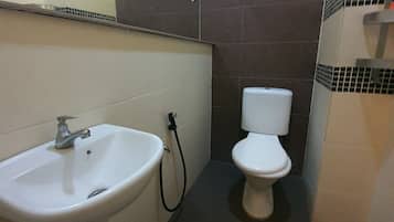 Double Room | Bathroom | Shower, free toiletries, towels