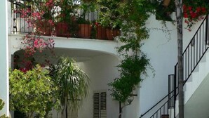A poolside area with lounge chairs and a staircase leading to an upper level. - Hotel La Maggioressa (Casamicciola Terme)