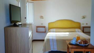 Quadruple Room | Desk, free WiFi, bed sheets