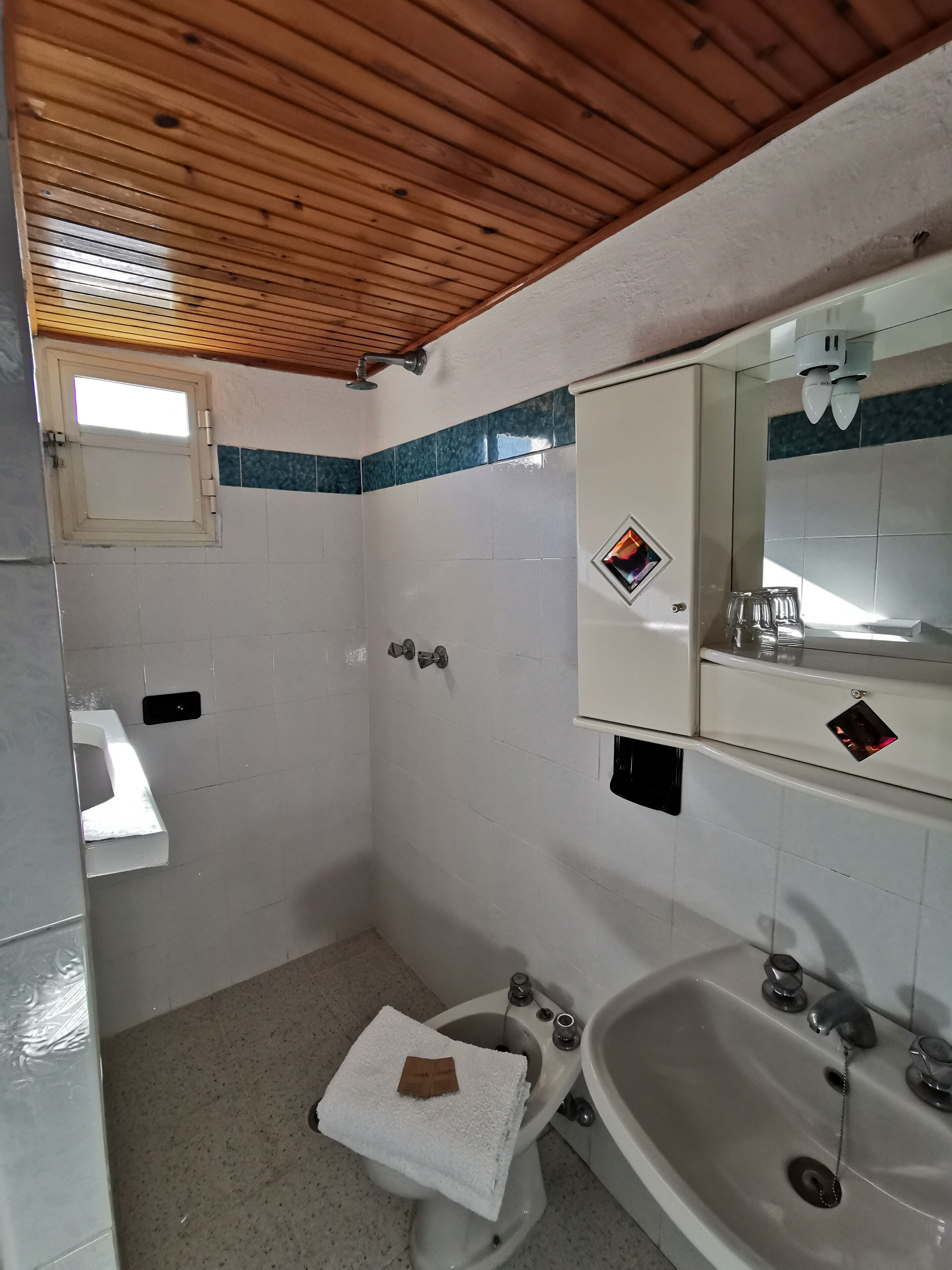 Douche, douche à « effet pluie », articles de toilette gratuits