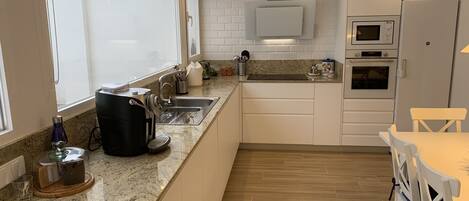 Kjøleskap, mikrobølgeovn, ovn og kokeplater