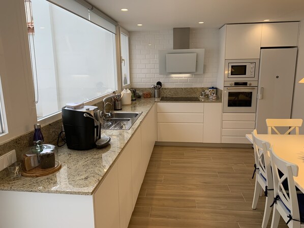 Fridge, microwave, oven, stovetop - Cozy House with Patio in El Tiemblo (Ávila) (El Tiemblo)