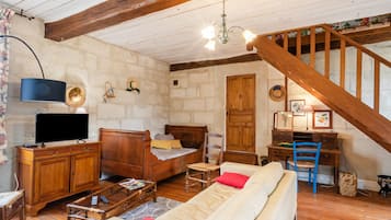 TV, fireplace