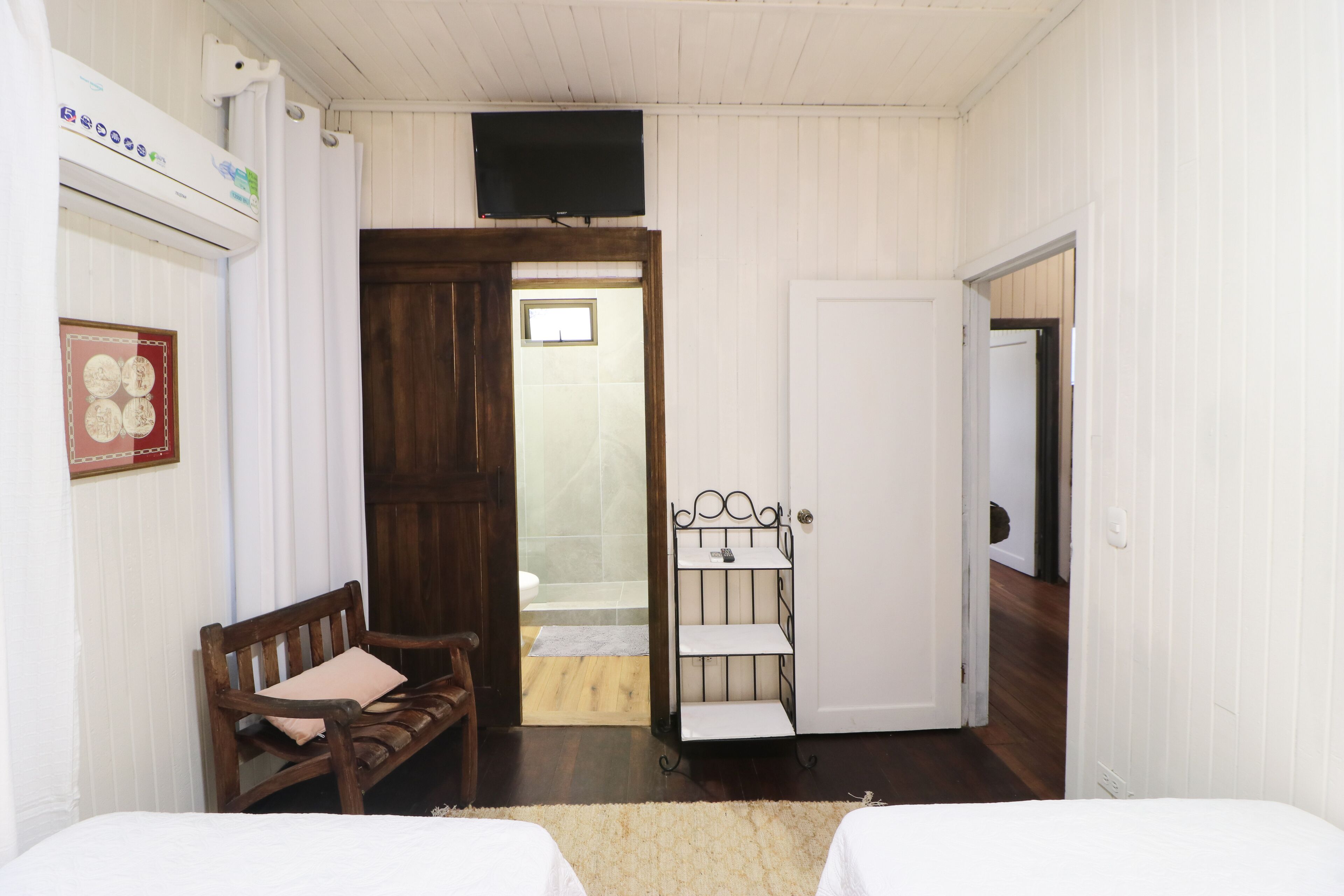 Cozy hotel-style suite with private bathroom, on-site dining, & fast WiFi