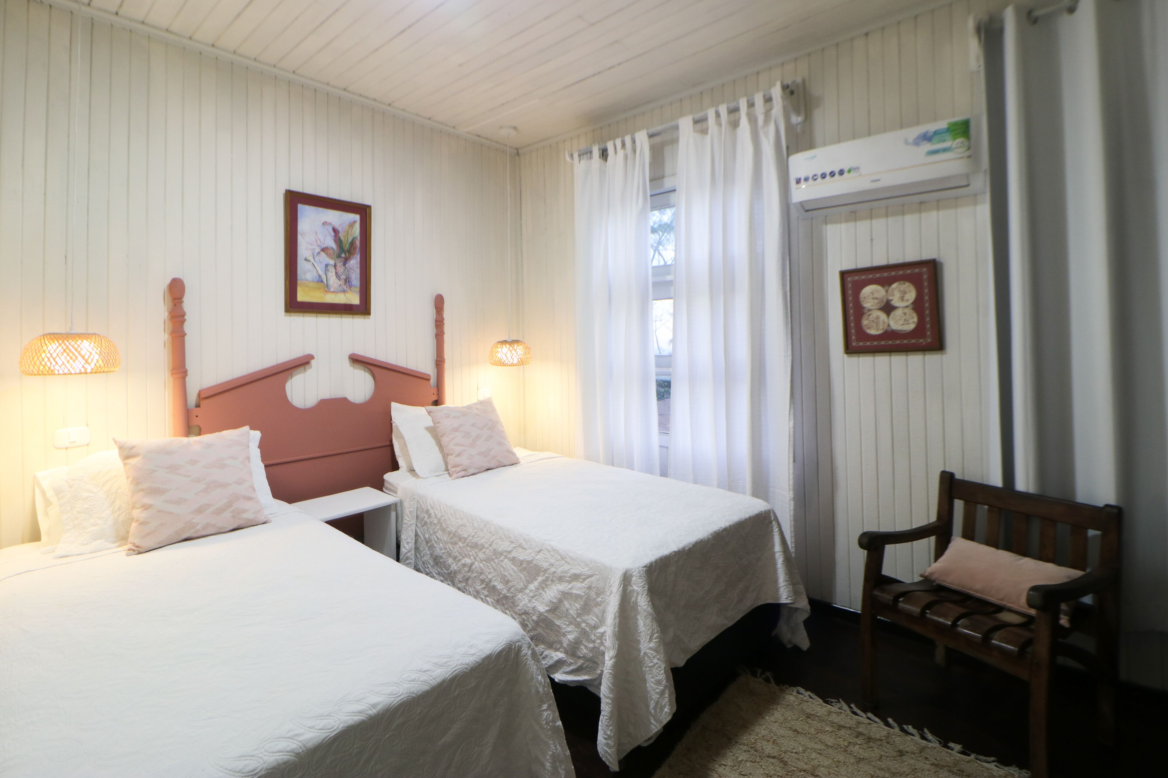 Cozy hotel-style suite with private bathroom, on-site dining, & fast WiFi
