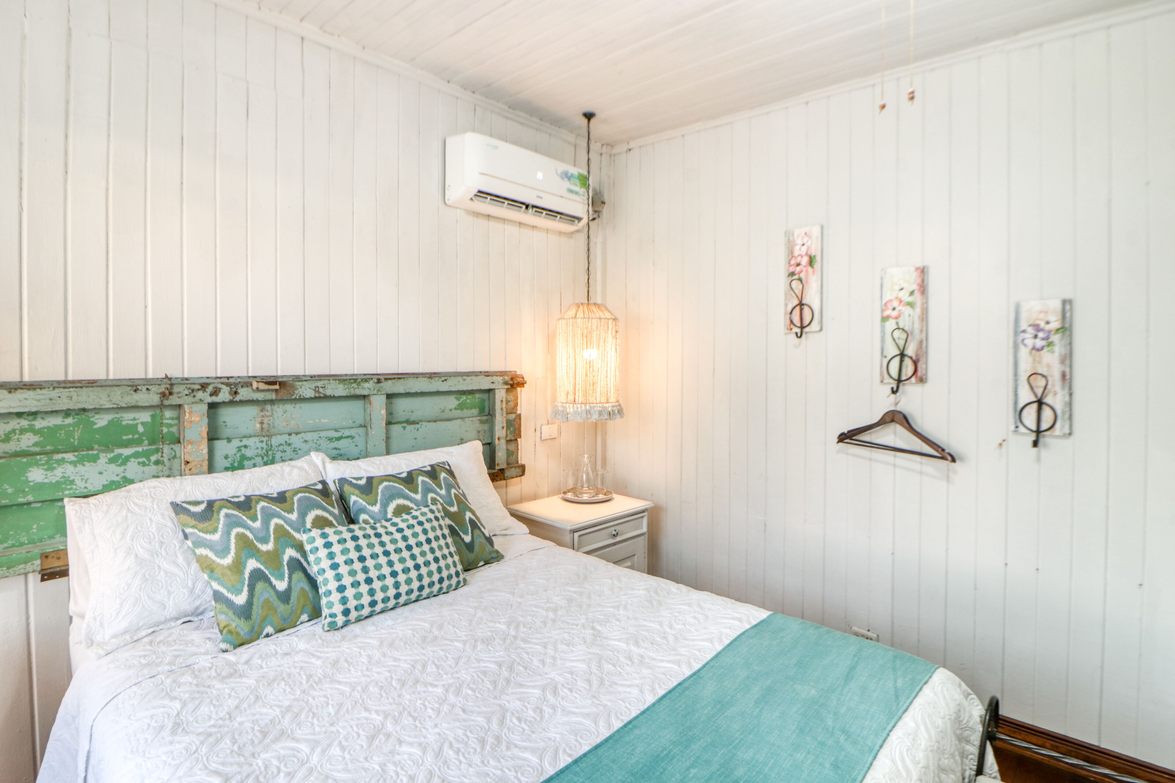 Hotel-style suite in amazing family-owned hotel, restaurant & bar, & fast WiFi