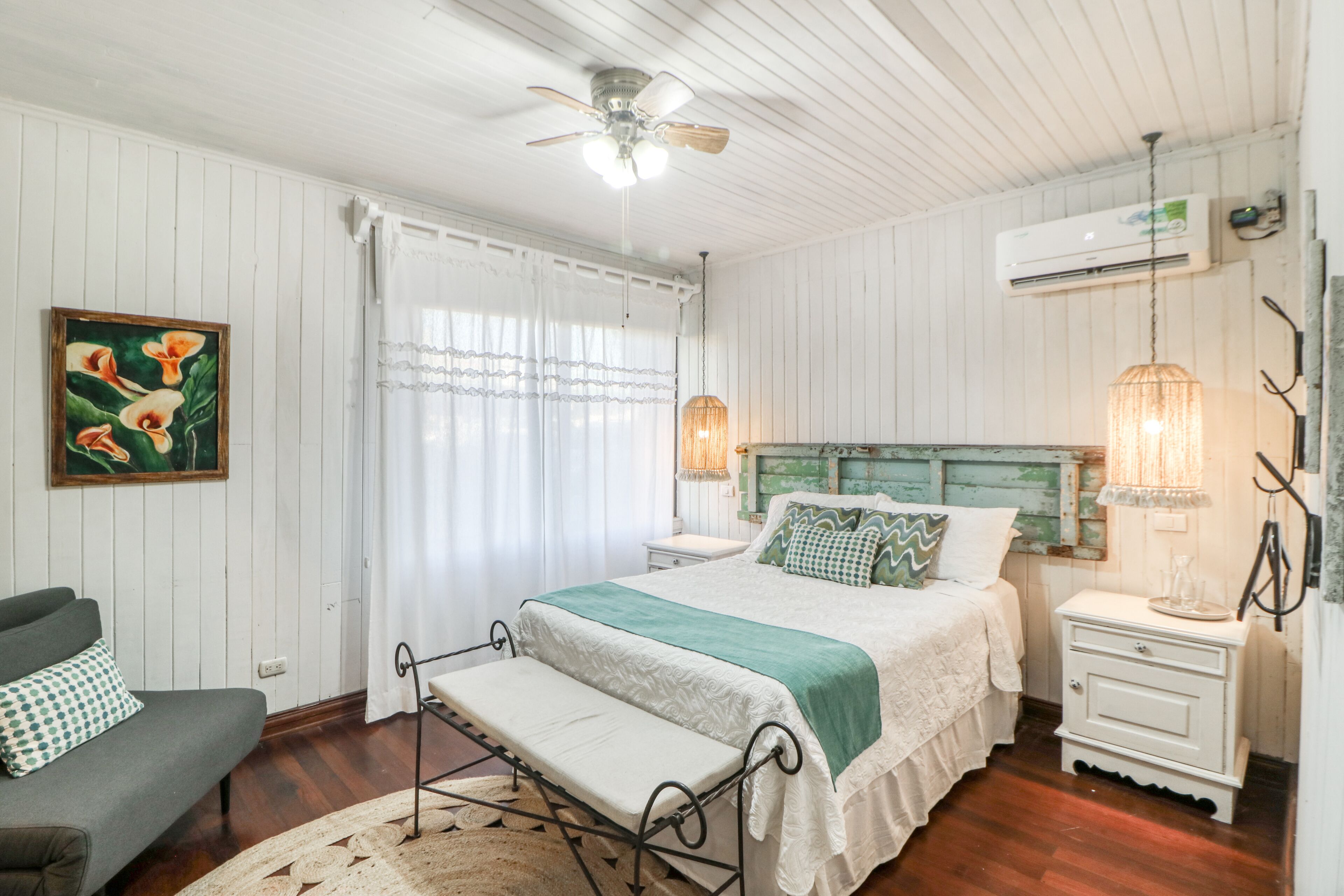 Hotel-style suite in amazing family-owned hotel, restaurant & bar, & fast WiFi