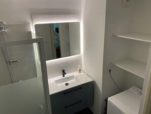 Dusche, Haartrockner, Toilettenpapier