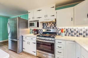 Refrigerador, microondas, horno y parrilla de estufa 