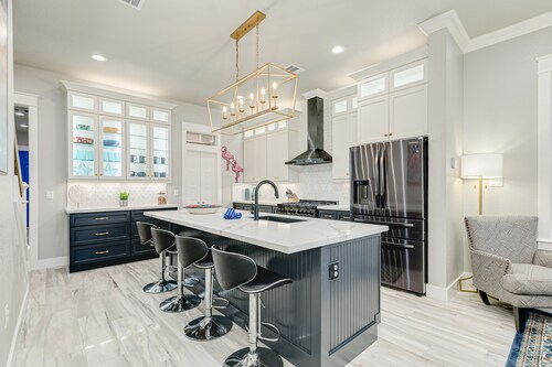 Luxury, dog-friendly home with Gulf views, fireplace & AC - walk to beach