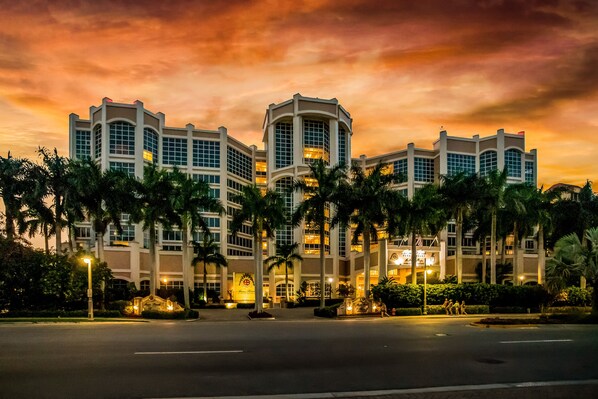 Exterior - Gulf-front condo with a pool, a hot tub, central AC, WiFi & on-site restaurants (Marco Island)