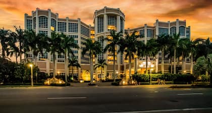 Gulf-front condo with a pool, a hot tub, central AC, WiFi & on-site restaurants