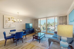 TV - Gulf-front condo with a pool, a hot tub, central AC, WiFi & on-site restaurants (Marco Island)