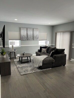 Smart-TV, Kamin, Stereoanlage