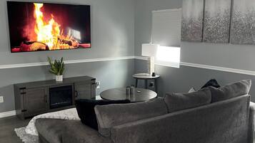 Smart-TV, Kamin, Stereoanlage