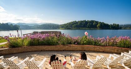 Quaint condo across from the lake with shared lakeside pool and trails - dogs OK