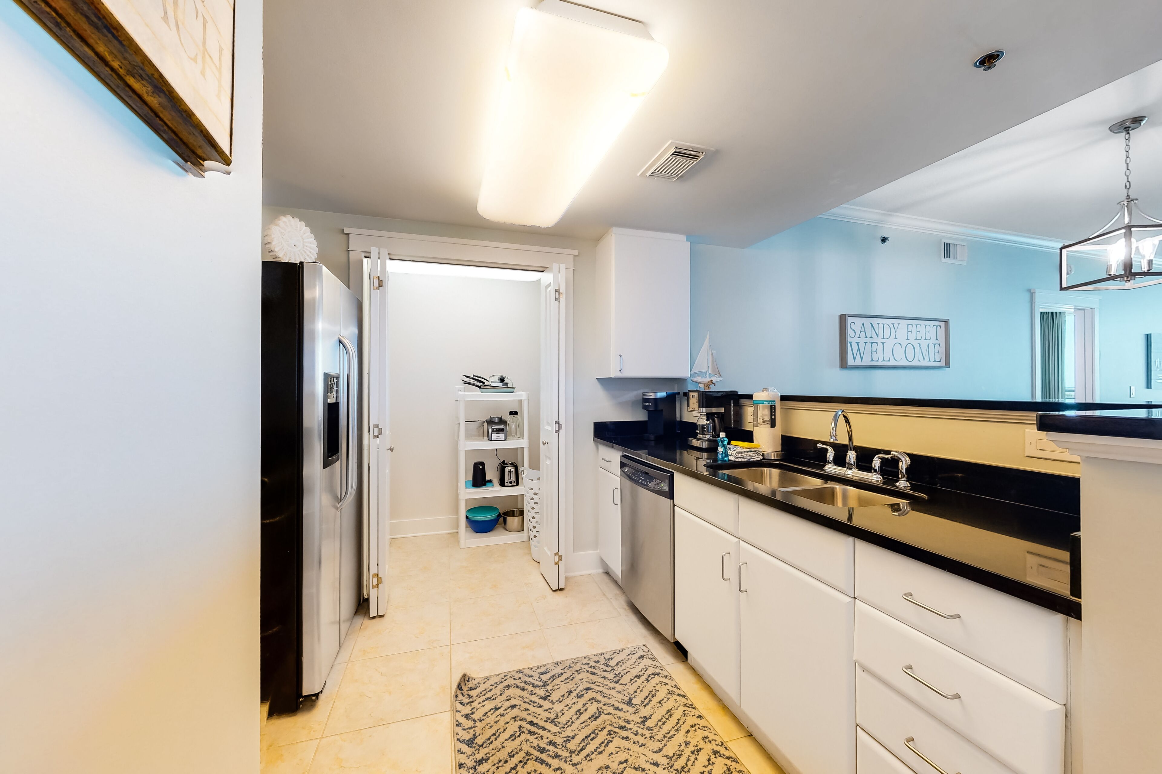 Fifth-floor condo with WiFi, W/D, AC, & shared pools, hot tub - beach access