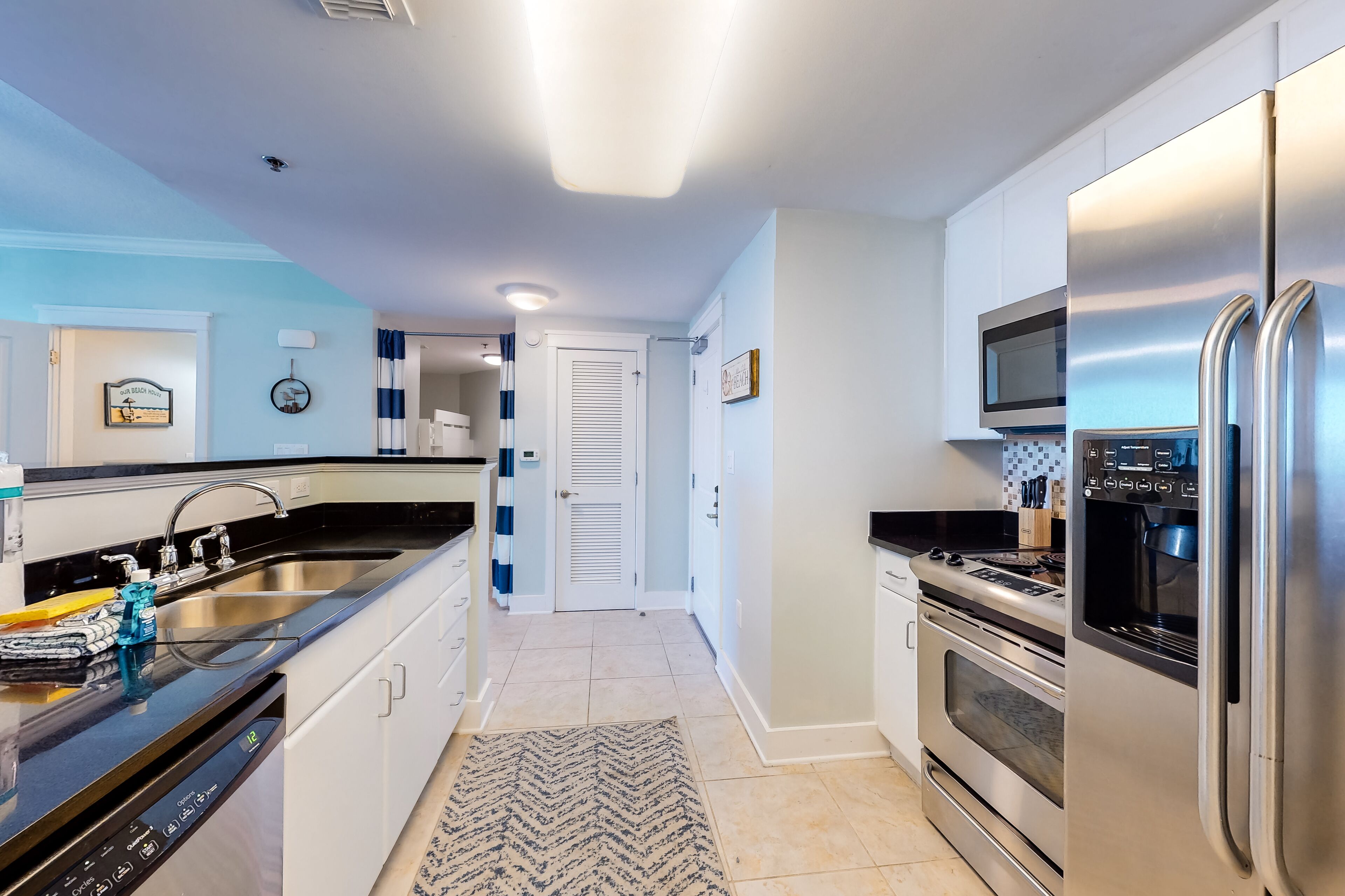 Fifth-floor condo with WiFi, W/D, AC, & shared pools, hot tub - beach access