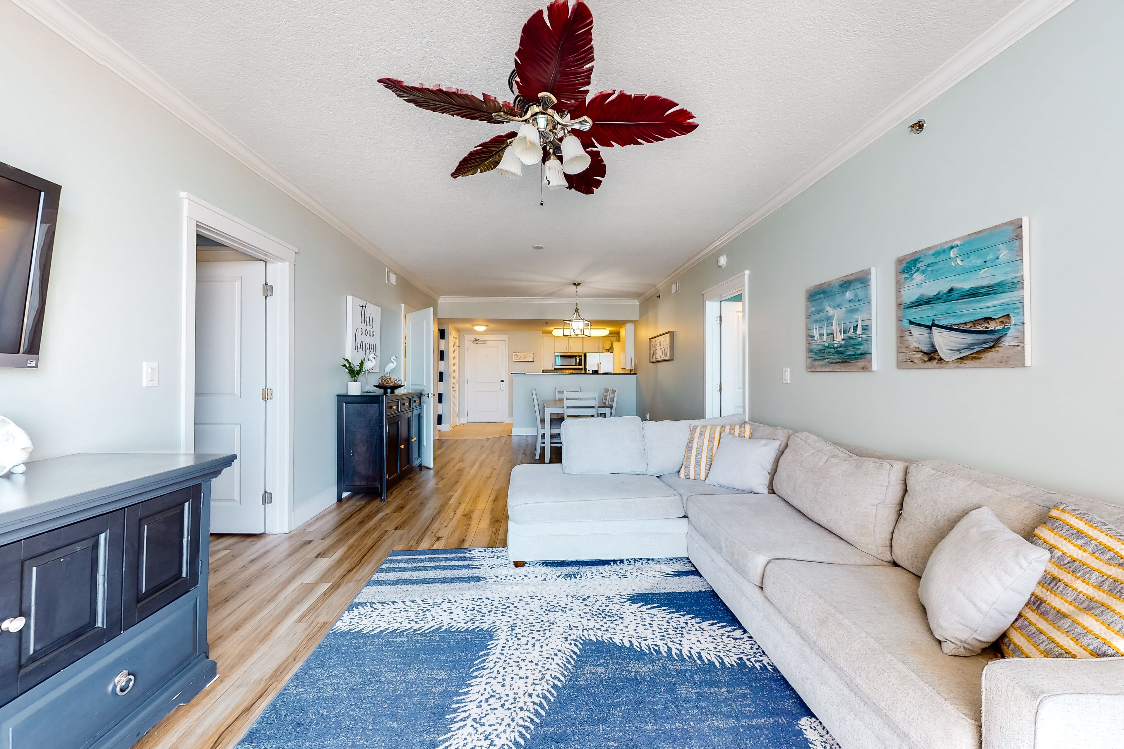 Fifth-floor condo with WiFi, W/D, AC, & shared pools, hot tub - beach access