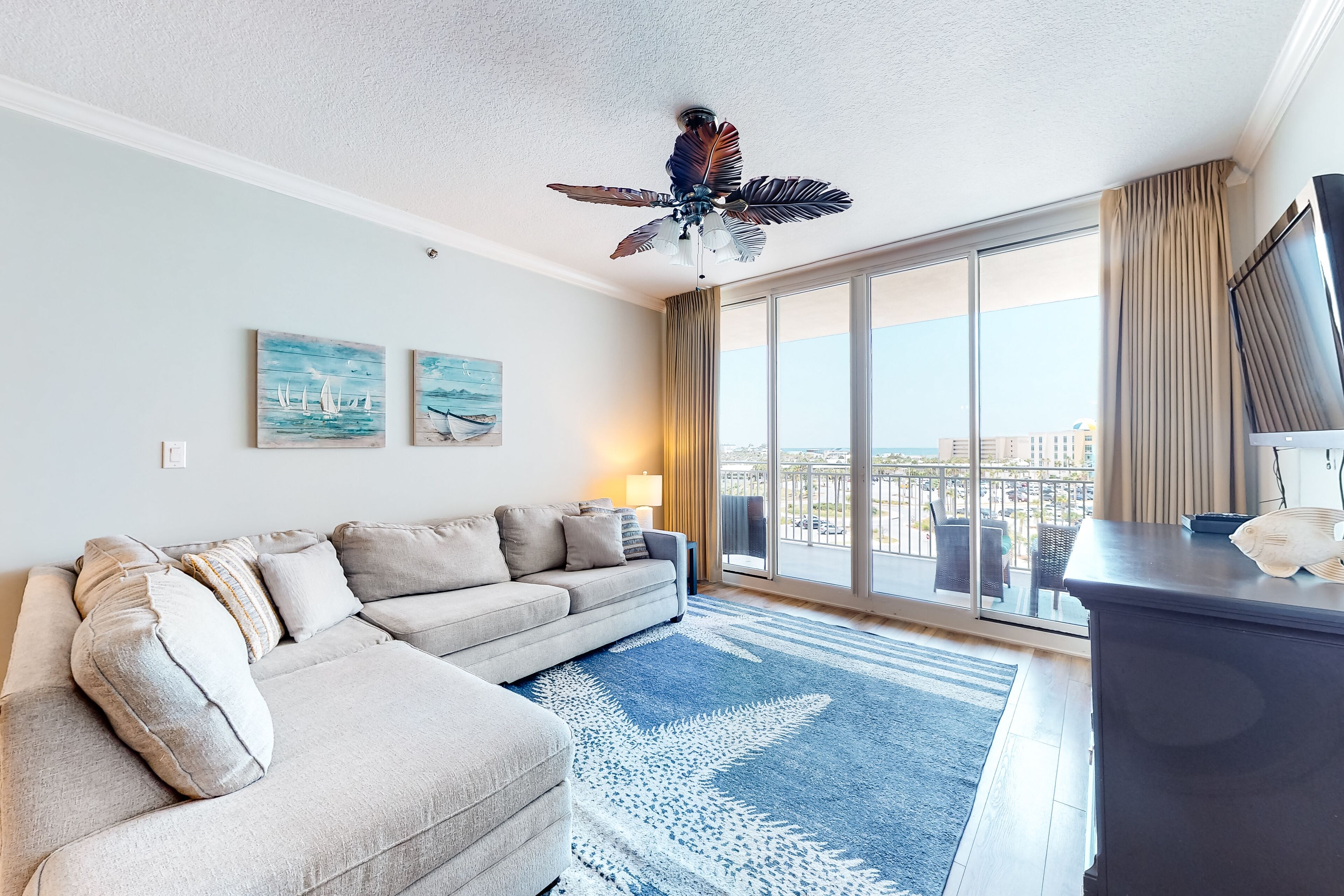 Fifth-floor condo with WiFi, W/D, AC, & shared pools, hot tub - beach access