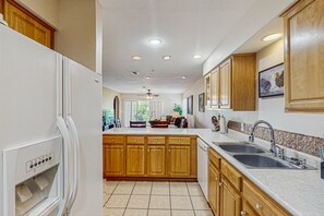 冷蔵庫、電子レンジ、オーブン、コンロ