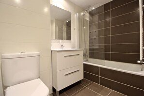 Badewanne, Haartrockner, Handtücher