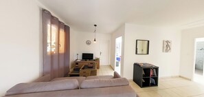 Fernseher, Kamin, Bücher