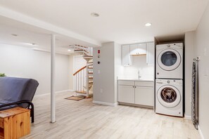 Interior - Charming ranch home with fast WiFi, central air conditioning, & a washer/dryer (Harwich)