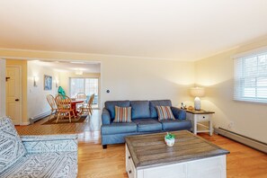 TV - Charming ranch home with fast WiFi, central air conditioning, & a washer/dryer (Harwich)