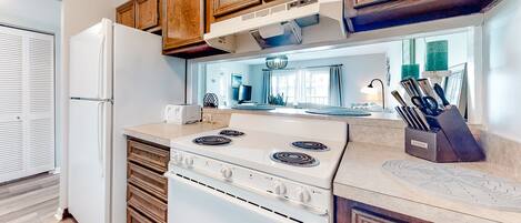 Refrigerador, microondas, horno, placa de cocina