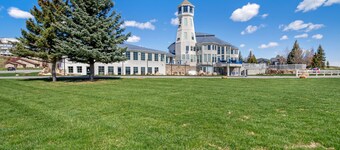 2-story condo w/Bear Lake views, private patio, heated pool, hot tub, tennis