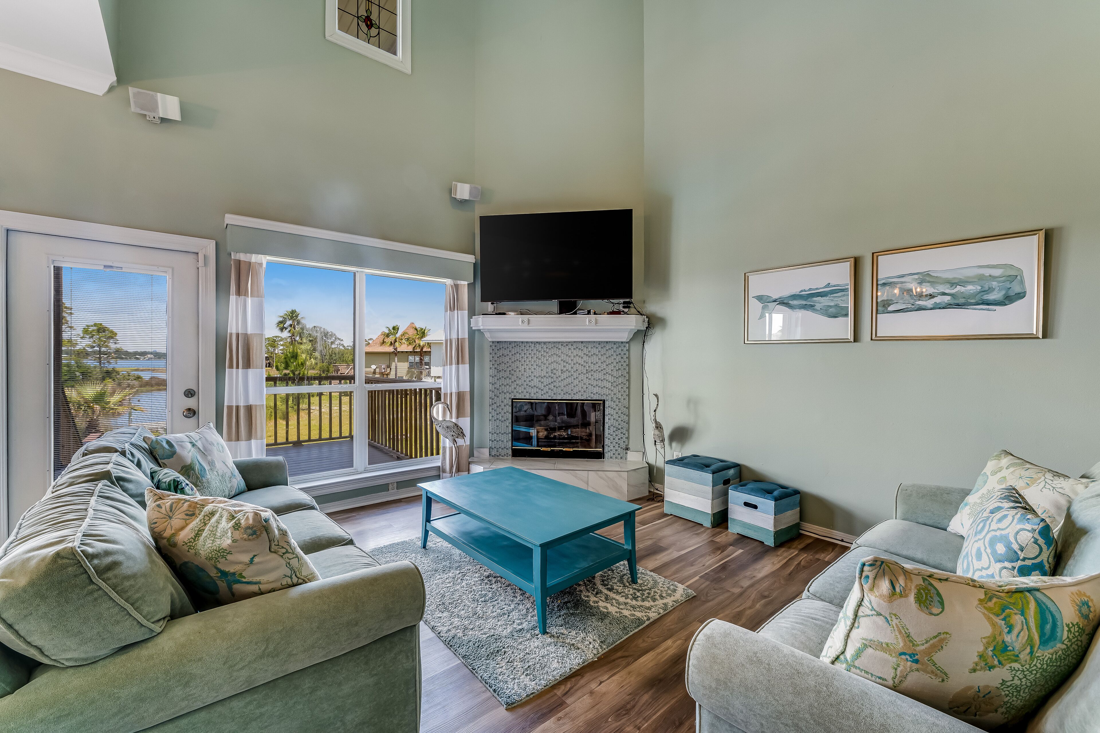 Inviting coastal oasis near the beach & shopping with lagoon views & deck